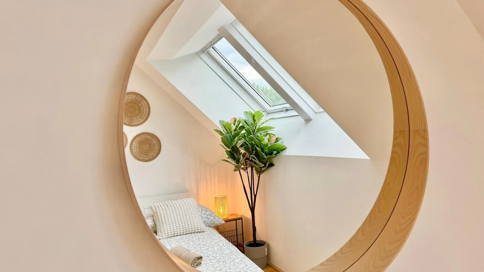 Modern Rooftop Apartment With Balcony Vienna