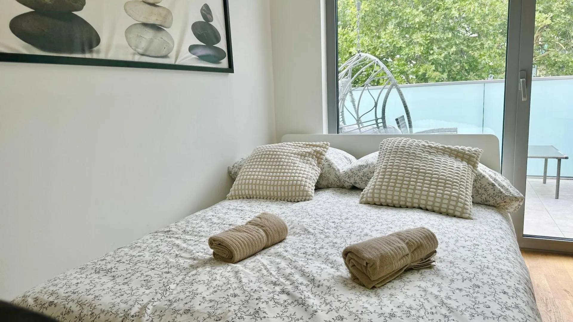 Modern Rooftop Apartment With Balcony Wien